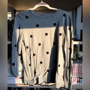 Long sleeved light sweater.